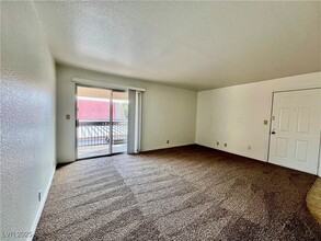 5041 River Glen Dr in Las Vegas, NV - Building Photo - Building Photo