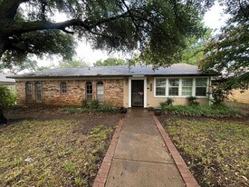 1006 Holly Hill Ct in Arlington, TX - Building Photo