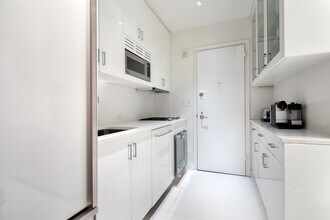 781 5th Ave in New York, NY - Building Photo - Building Photo