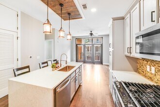 2401 Euclid Ave, Unit 106 in Charlotte, NC - Foto de edificio - Building Photo