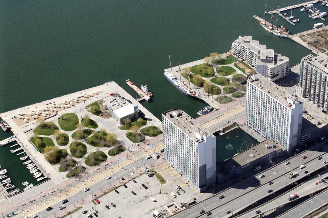 Harbour Terrace in Toronto, ON - Building Photo