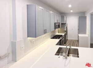 6001 Carlton Way in Los Angeles, CA - Building Photo - Building Photo