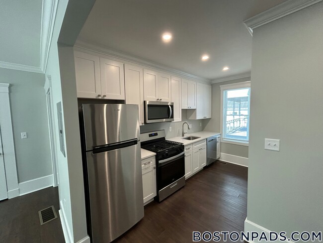 66 Church St-Unit -2 in Waltham, MA - Foto de edificio - Building Photo