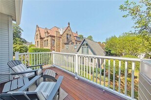 364 Bellevue Ave in Newport, RI - Building Photo