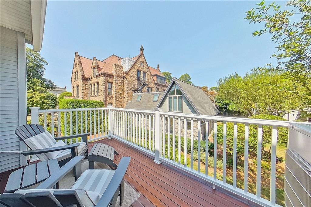 364 Bellevue Ave in Newport, RI - Building Photo
