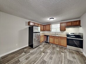 7627 Mc Cowan Dr in Jacksonville, FL - Foto de edificio - Building Photo