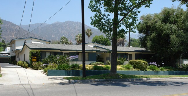 145 E Sierra Madre Blvd in Sierra Madre, CA - Foto de edificio - Building Photo