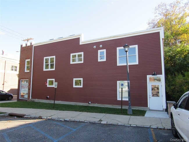 131 Roanoke Ave in Riverhead, NY - Building Photo - Building Photo