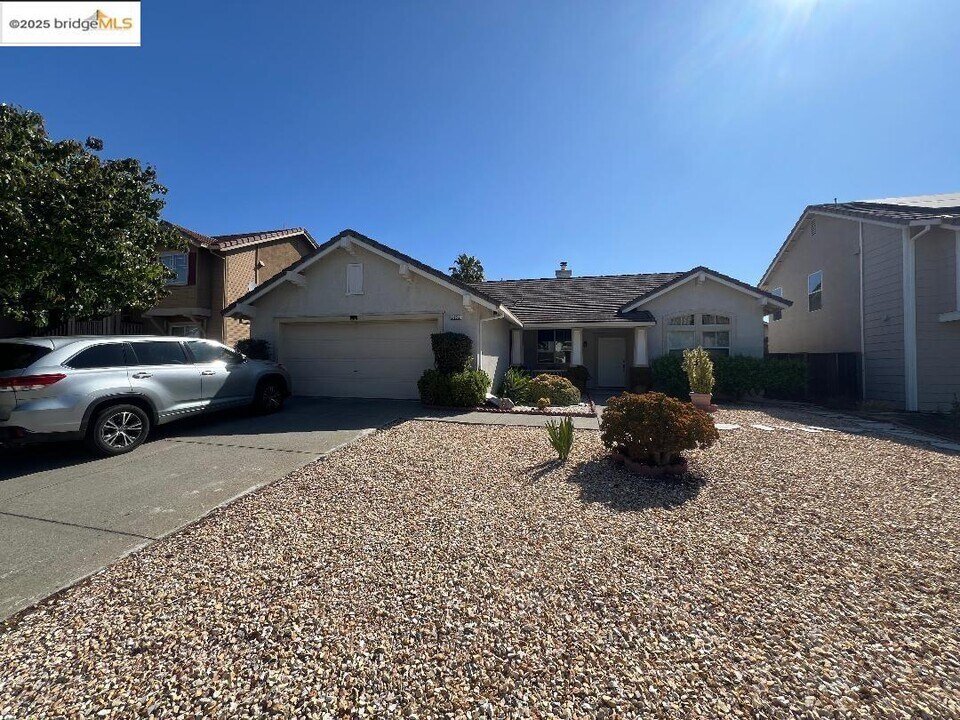 2352 Whitetail Dr in Antioch, CA - Building Photo