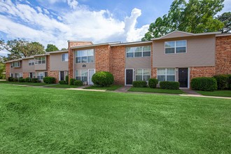 East Villa Apartments in Pearl, MS - Foto de edificio - Building Photo