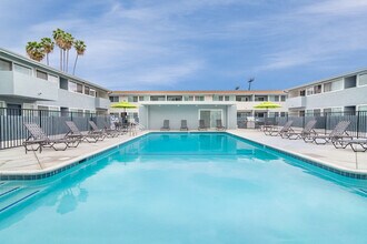 Park Apartments in Norwalk, CA - Foto de edificio - Building Photo