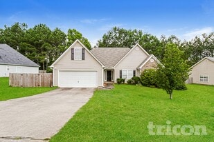 806 Tucker Trail in Loganville, GA - Building Photo