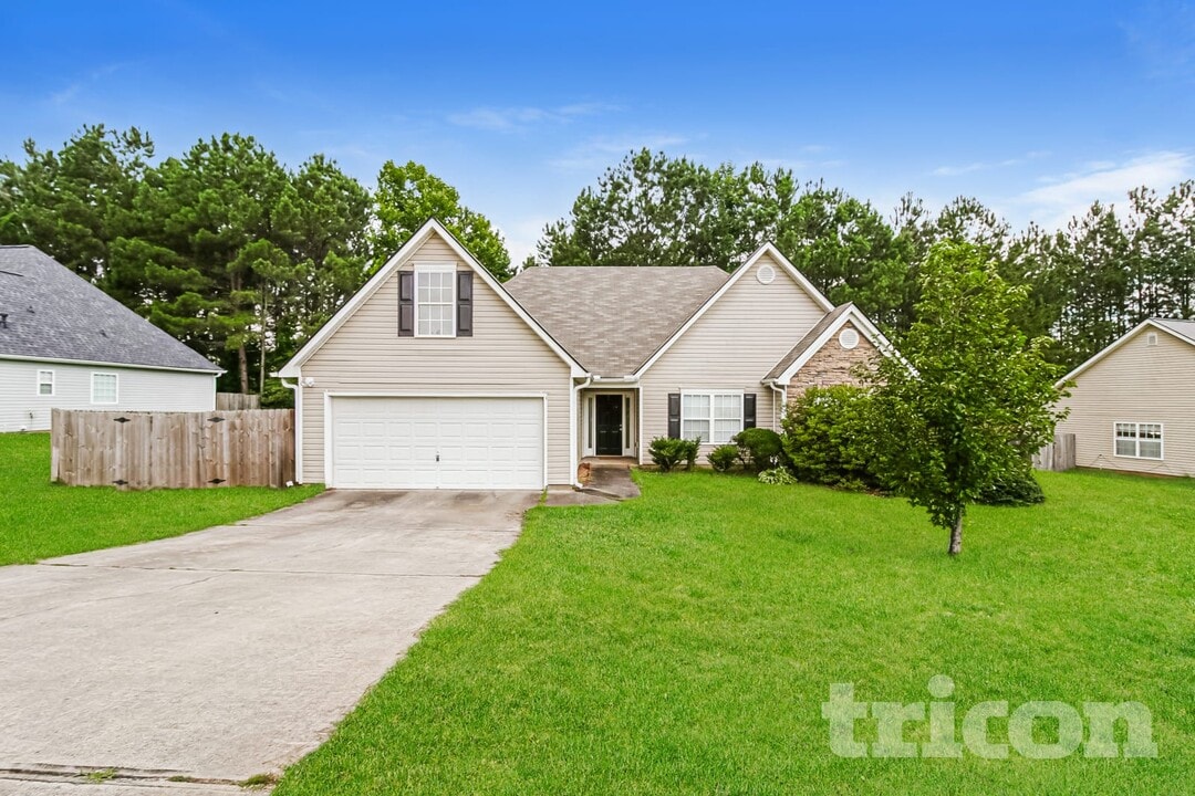 806 Tucker Trail in Loganville, GA - Building Photo