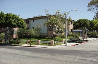 Bay Street Garden Apartments in Santa Monica, CA - Foto de edificio - Building Photo