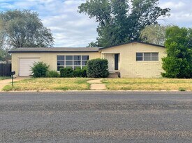2401 42nd St in Snyder, TX - Building Photo