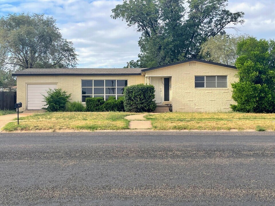 2401 42nd St in Snyder, TX - Building Photo
