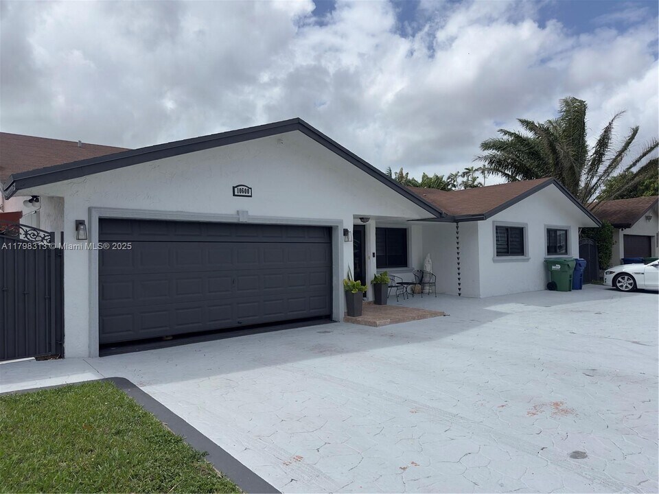 10600 SW 146th Ct in Miami, FL - Building Photo