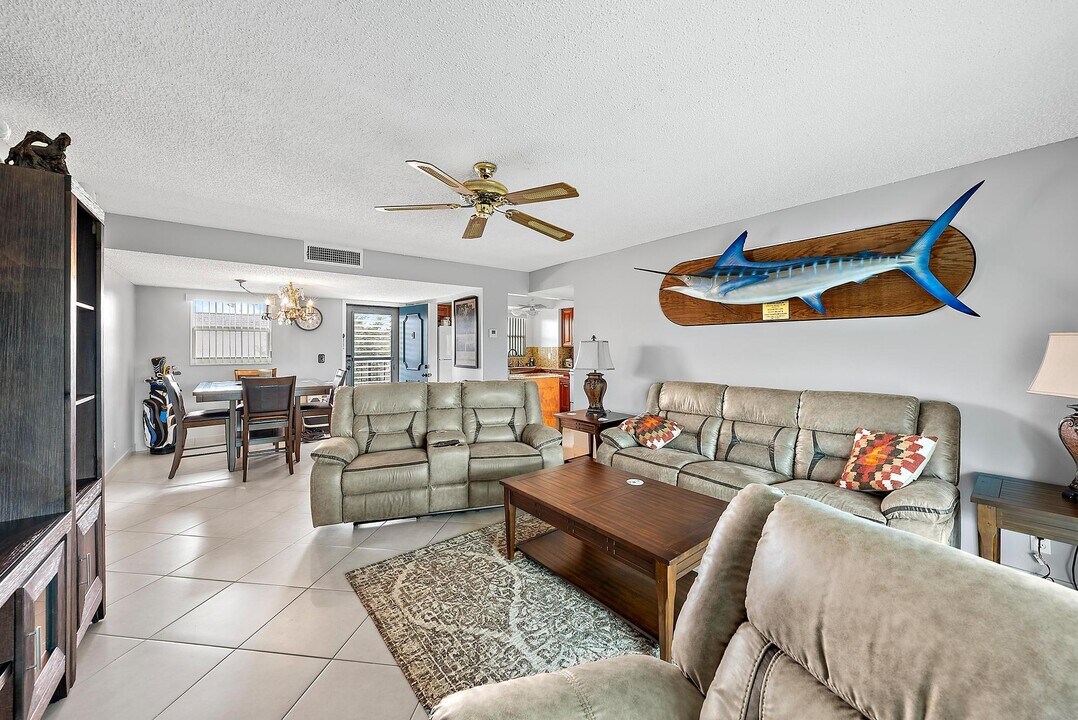729 Lori Dr in Palm Springs, FL - Building Photo