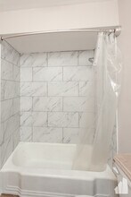 6427 N Hermitage Ave, Unit 2F in Chicago, IL - Building Photo - Building Photo