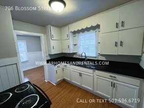 706 Blossom St in North Little Rock, AR - Building Photo - Building Photo