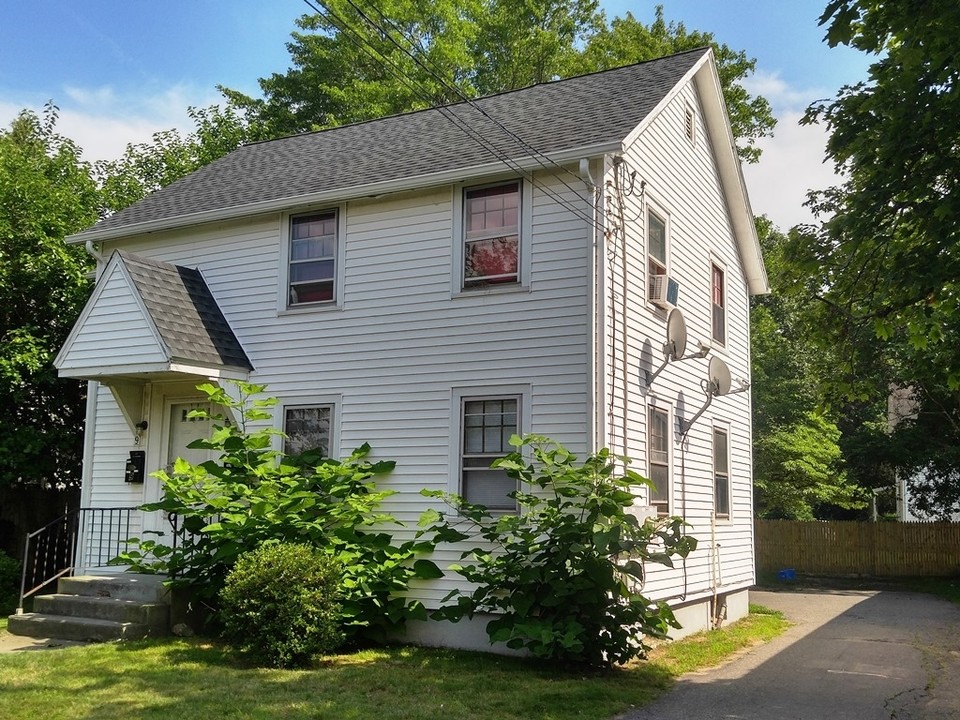 21 Brewer St and Main St in East Hartford, CT - Foto de edificio