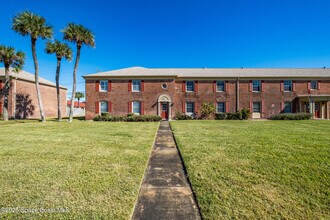 135 E Colonial Ct in Indian Harbour Beach, FL - Building Photo - Building Photo