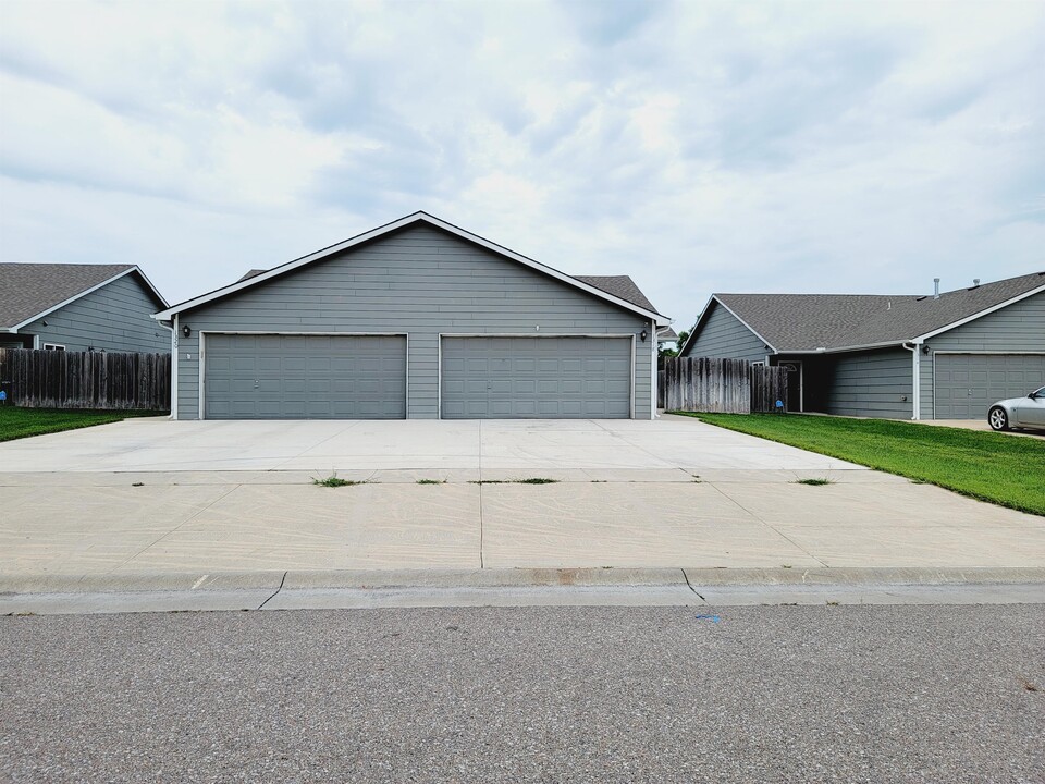 1318 N Curtis Ct in Wichita, KS - Building Photo