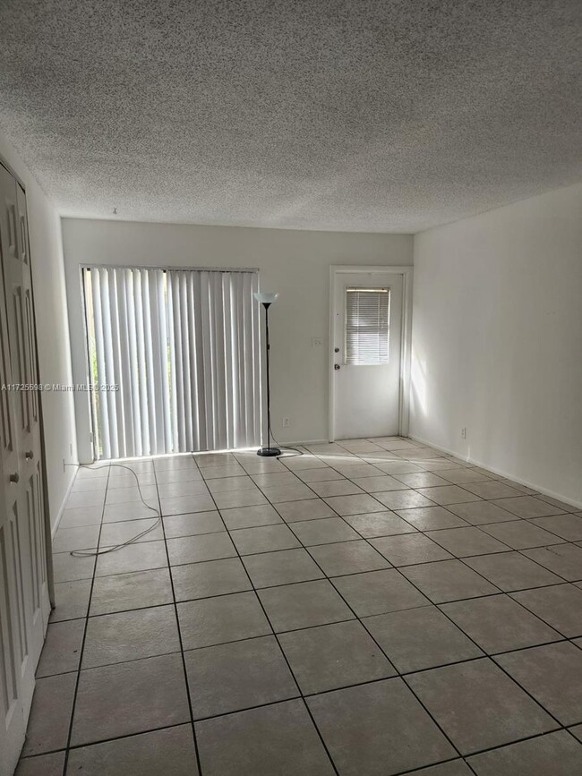 2611 Riverside Dr in Coral Springs, FL - Building Photo - Building Photo