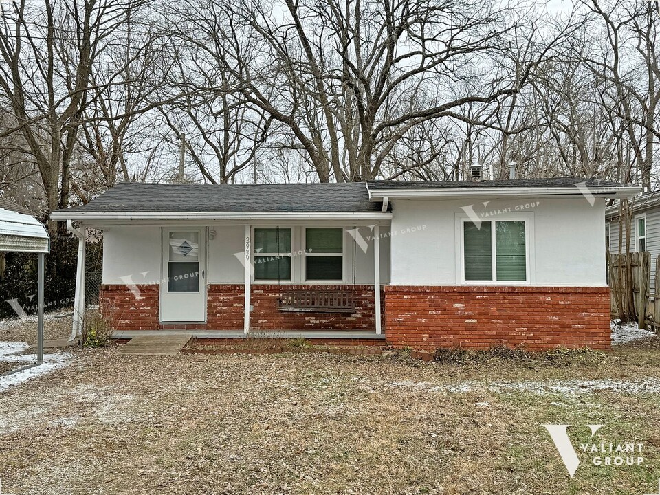 2939 W Grand St in Springfield, MO - Building Photo