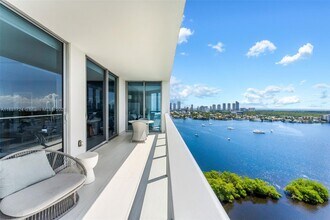 17111 Biscayne Blvd in North Miami Beach, FL - Building Photo - Building Photo