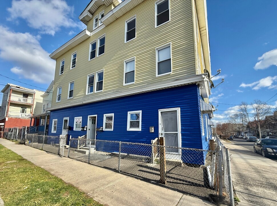 1220 Pembroke St in Bridgeport, CT - Building Photo