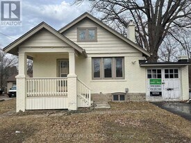 1561 Hurontario St in Mississauga, ON - Building Photo