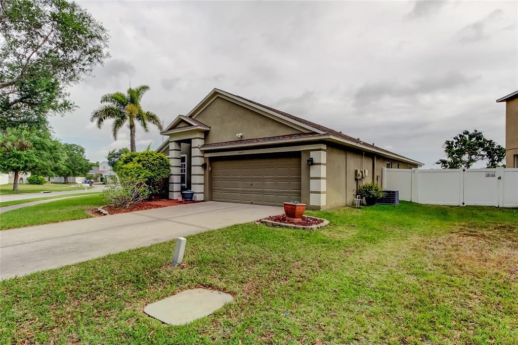8423 Canterbury Lake Blvd in Tampa, FL - Building Photo
