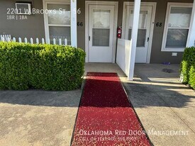2201 W Brooks St in Norman, OK - Building Photo