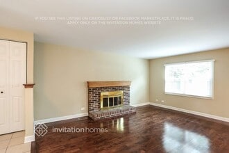 677 Shining Water Dr in Carol Stream, IL - Foto de edificio - Building Photo