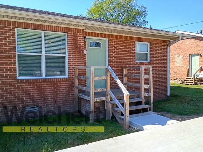 property at 718 S 4th St