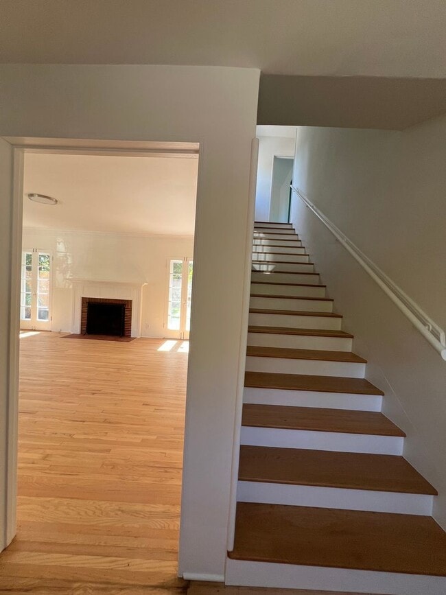 2423 Canyon Dr in Los Angeles, CA - Building Photo - Building Photo
