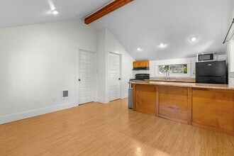 3803 SE 65th Ave in Portland, OR - Foto de edificio - Building Photo