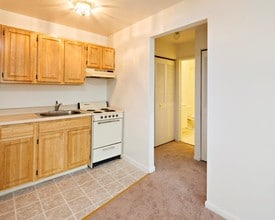Carole House Apartments in Upper Darby, PA - Foto de edificio - Building Photo