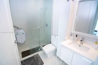 6320 NW 104th Path in Medley, FL - Foto de edificio - Building Photo