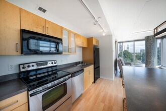 8151 33rd Ave S, Unit 305 E in Bloomington, MN - Foto de edificio - Building Photo