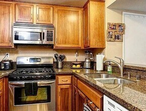 24105 Del Monte Dr in Santa Clarita, CA - Foto de edificio - Building Photo