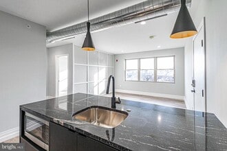 526 Brown St in Philadelphia, PA - Building Photo - Building Photo