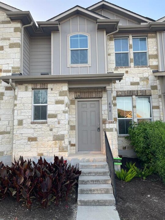 404 Crater Lake Dr in Pflugerville, TX - Building Photo
