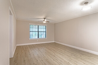 Palm Flats Apartments in Tampa, FL - Building Photo - Interior Photo