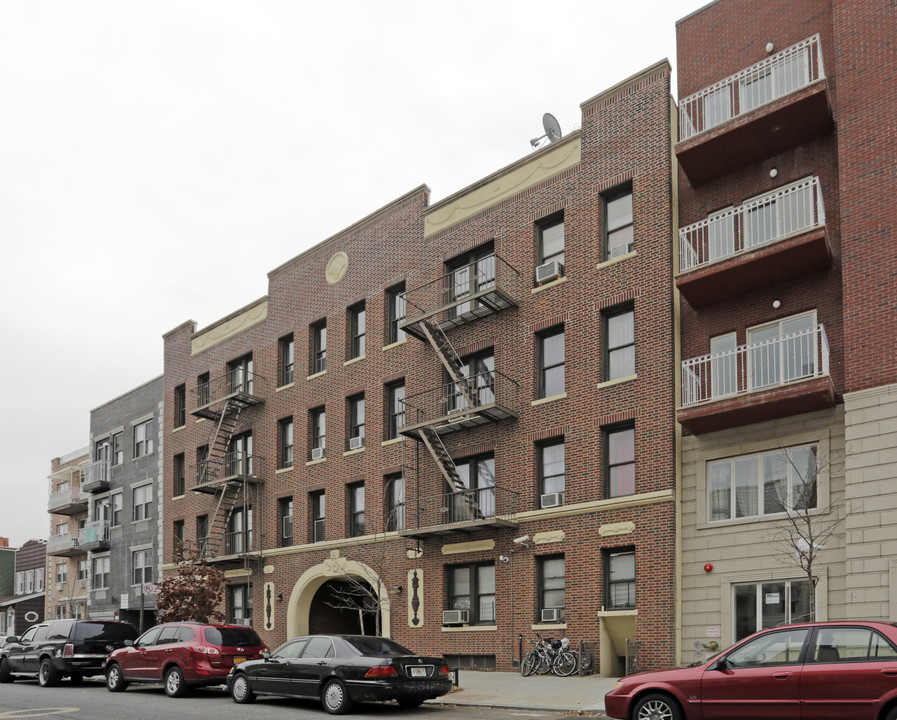 2552 38th St in Astoria, NY - Foto de edificio