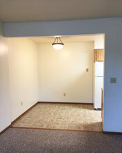 Cardinal Manor Apartments in Willmar, MN - Building Photo - Building Photo