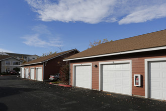 Eastlake Village in Bend, OR - Foto de edificio - Building Photo