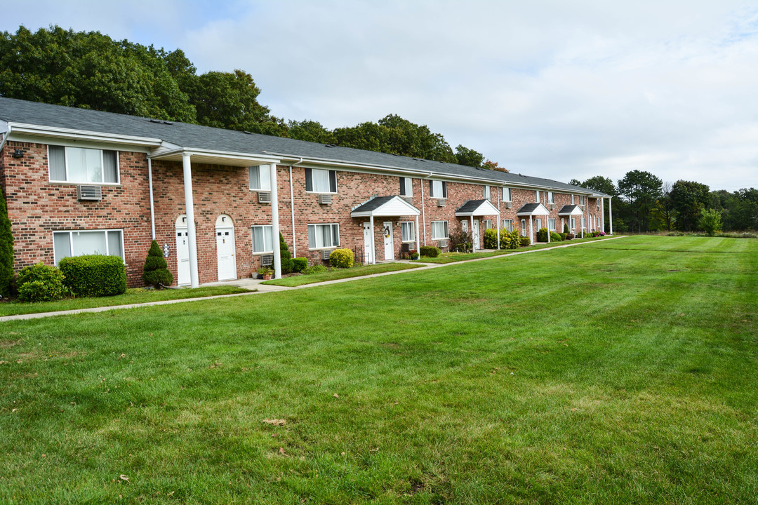 Brookwood at Holbrook in Holbrook, NY - Foto de edificio