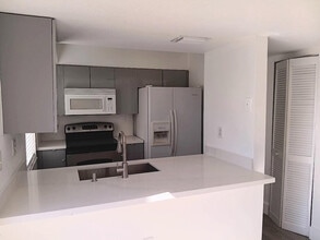 150 Riviera Cir in Weston, FL - Building Photo - Building Photo